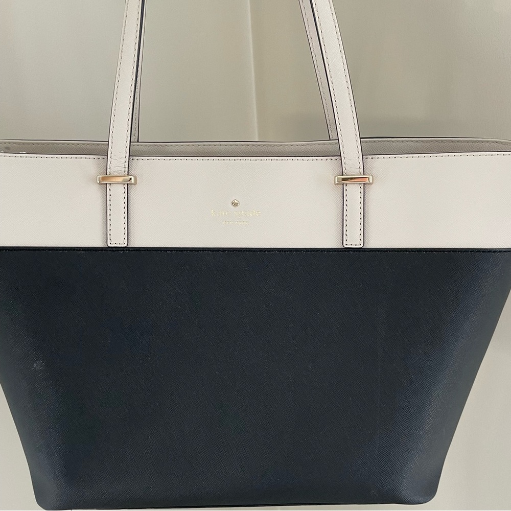 Authentic
Color is black, white with gold hardware